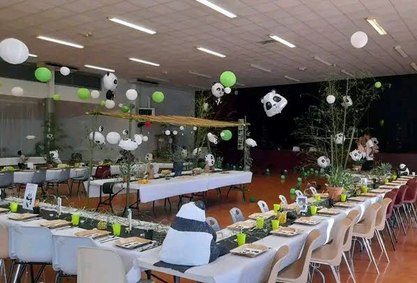 cette image représente une décoration de baptême sur le thème des pandas et de l'asie dont les couleurs sont noires , blanches et vertes