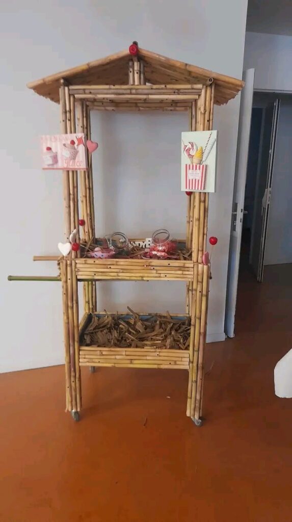 cette image représente uun chariot à bonbon en bambou à louer dans le tarn-et -garonne