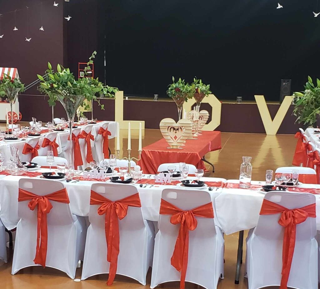 cette image représente une décoration de mariage rouge et blanche